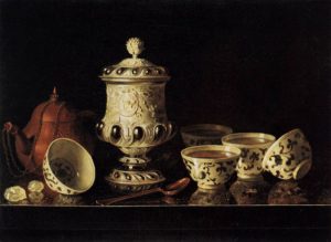 Fünf Teeschalen, eine Teekanne, und ein Löffel auf einem Tisch