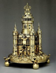 Ein silbervergoldetes Tafelsalz in Form eines Turms