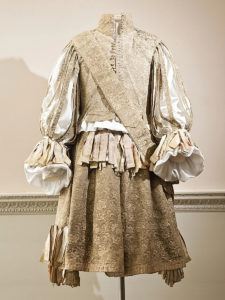 Hochzeitsanzug aus dem Jahr 1662 als typisches Beispiel für die Hofmode zur Zeit von Charles II.