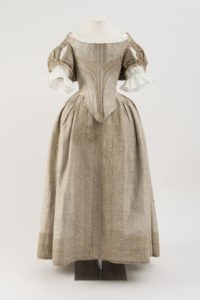 Das Silver Tissue Dress mit feinem Seidenstoff und Silberfasern.